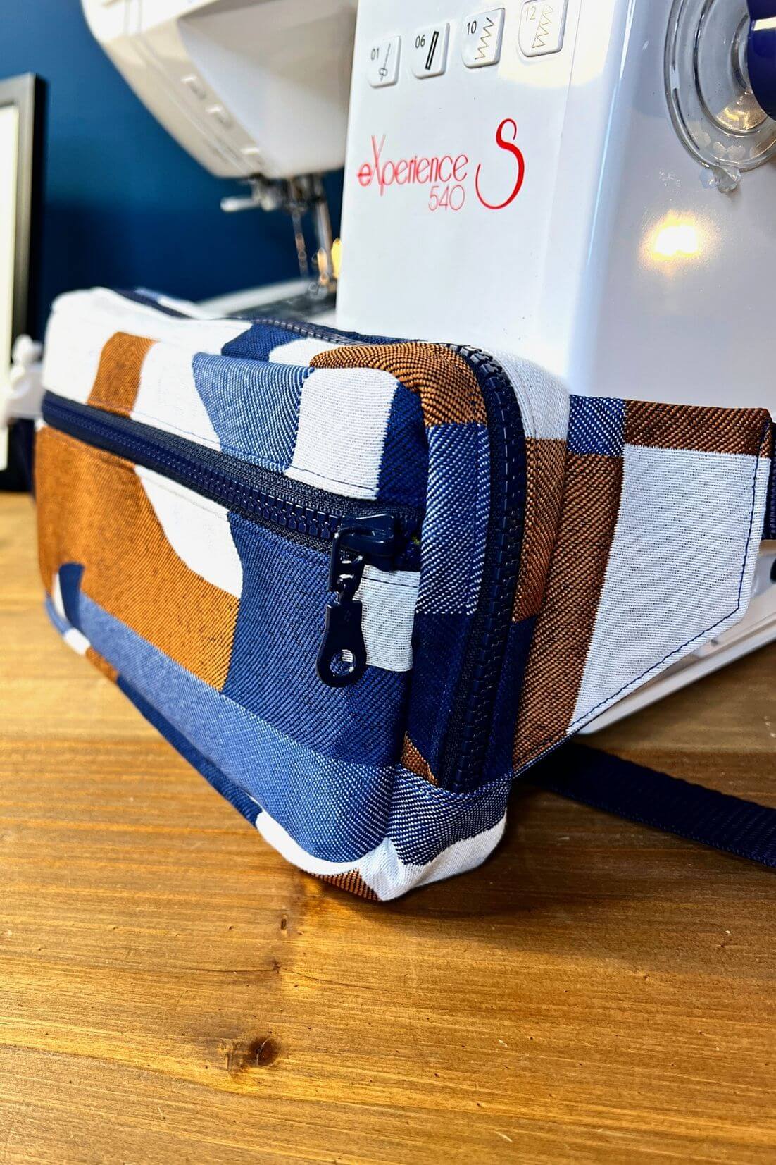 Le Sac Banane Abondance devant une machine à coudre, patron de couture pdf à télécharger.