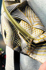 Sac banane conçu avec le patron de couture pdf à télécharger, Le Sac Banane Simplo, montrant la fermeture éclair dorée.
