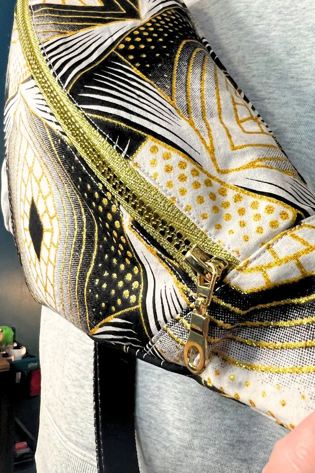 Sac banane conçu avec le patron de couture pdf à télécharger, Le Sac Banane Simplo, montrant la fermeture éclair dorée.