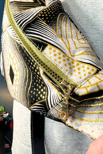 Sac banane conçu avec le patron de couture pdf à télécharger, Le Sac Banane Simplo, montrant la fermeture éclair dorée.