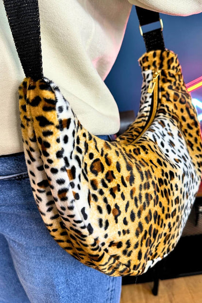Sac demi-lune en cuir imitation léopard, porté sur l'épaule, tendance et pratique pour enfants et adultes.