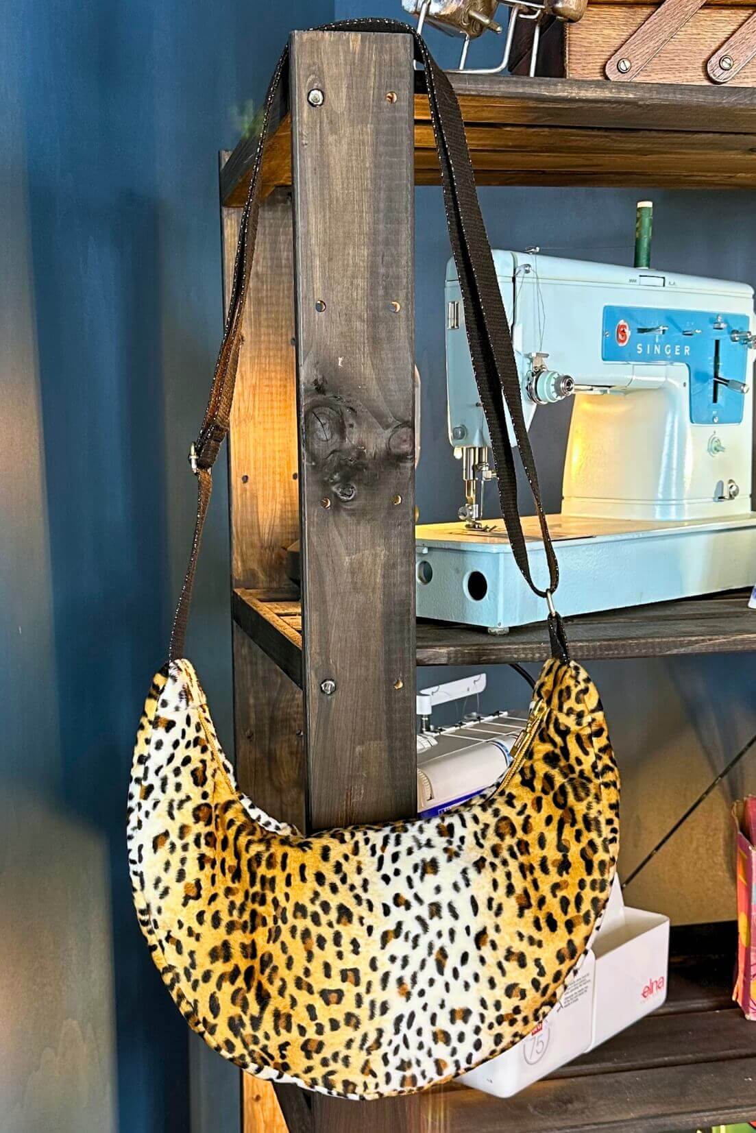 Sac demi lune Sérac en tissu léopard, modèle à coudre pour enfants et adultes, avec bandoulière.