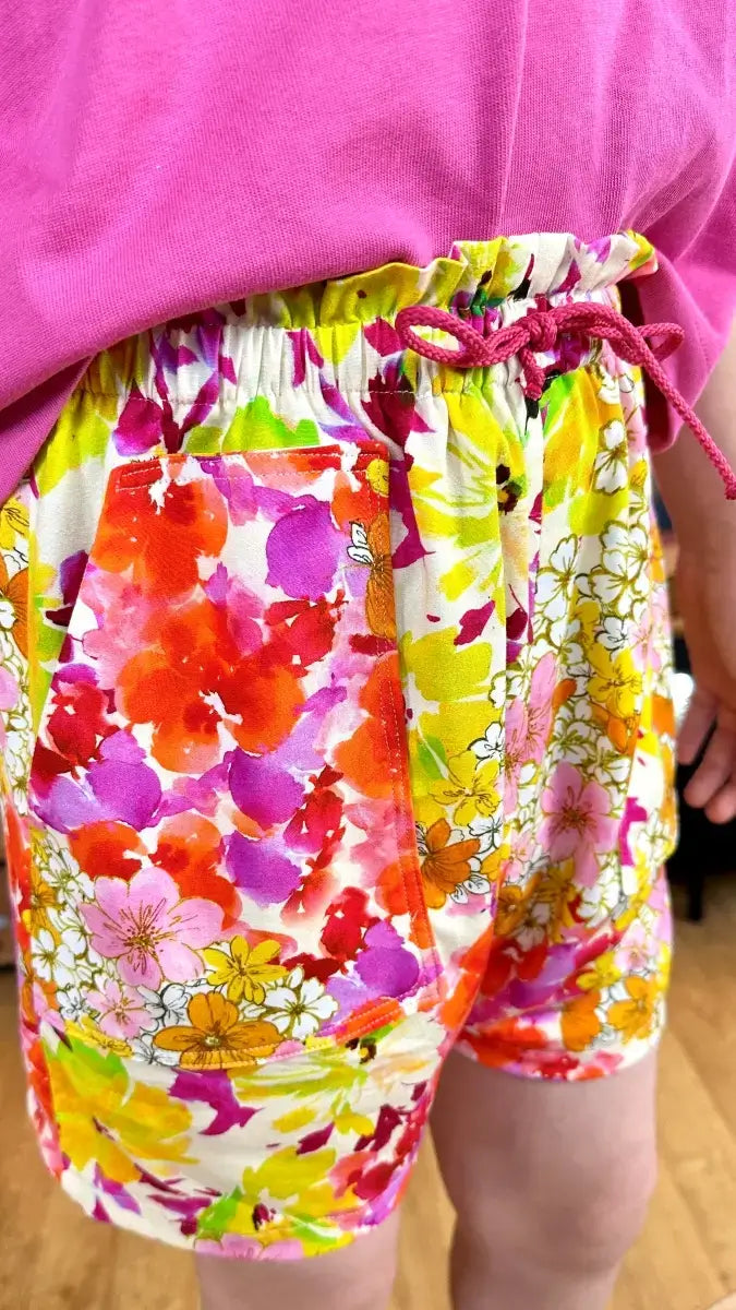 Le Short Figuette en 13 tailles, patron de couture pdf à télécharger pour enfants, avec motif floral coloré.