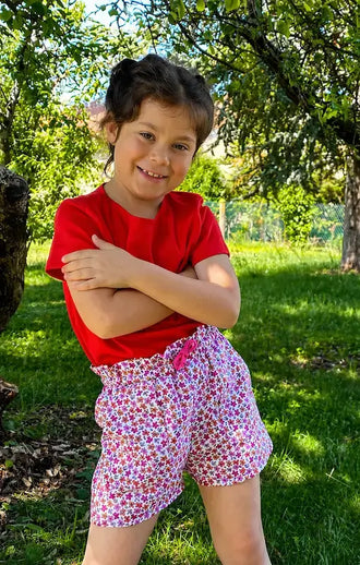 Petite fille portant le short Figuette, patron pdf du 1 an aux 14 ans.