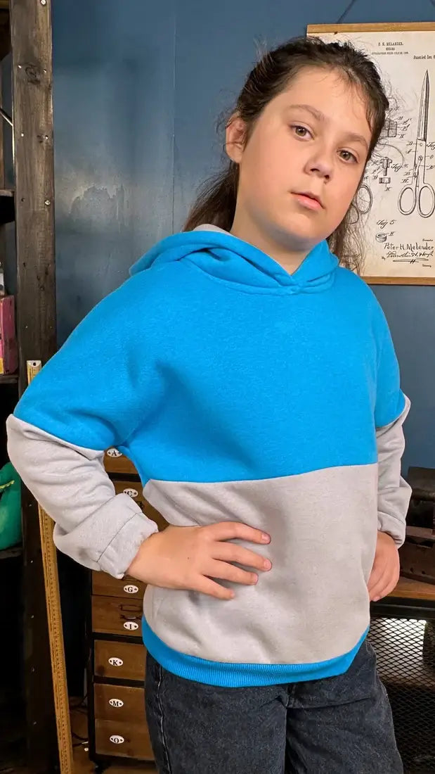 Enfant portant Le Sweat Rollot pour enfant, modèle PDF de patron de couture à télécharger.