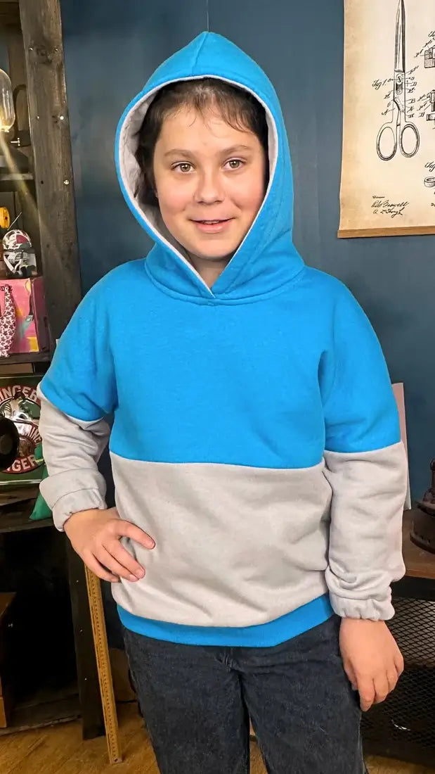 Enfant portant Le Sweat Rollot pour enfant, patron de couture pdf à télécharger, facile à réaliser à la machine à coudre.