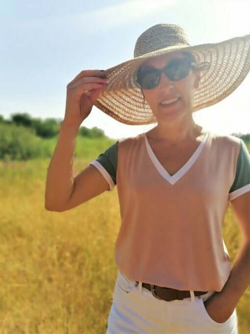 Le T-shirt Feel Good du 34 au 52 porté en extérieur, avec un patron de couture pdf à télécharger.