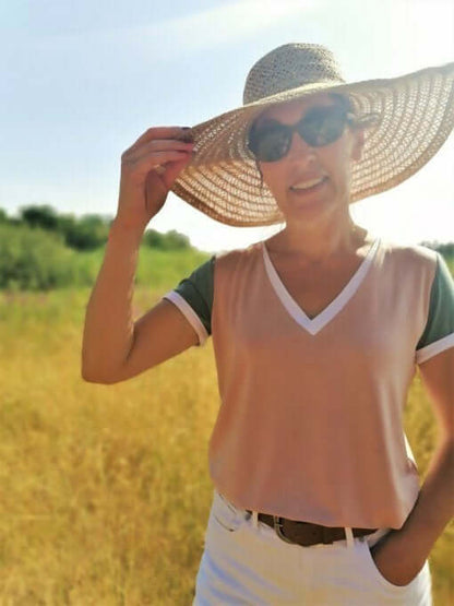 Le T-shirt Feel Good du 34 au 52 porté en extérieur, avec un patron de couture pdf à télécharger.