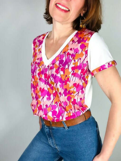 Le T-shirt Feel Good du 34 au 52 porté par une femme, avec un design floral coloré. Patron de couture pdf à télécharger.