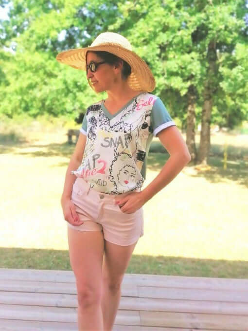 Le T-shirt Feel Good du 34 au 52 porté avec un chapeau, adapté pour le patron de couture pdf à télécharger.