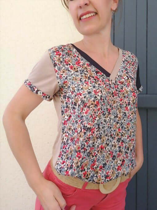 Le T-shirt Feel Good du 34 au 52 porté par une femme, encolure V croisée, patron de couture pdf à télécharger.