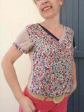 Le T-shirt Feel Good du 34 au 52 porté par une femme, encolure V croisée, patron de couture pdf à télécharger.