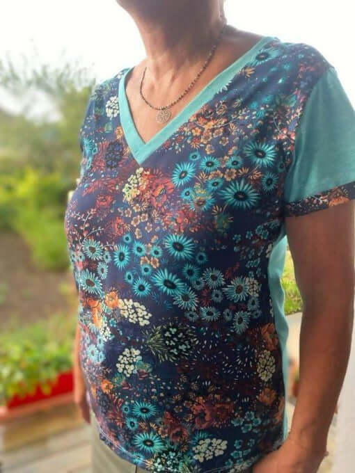 Le T-shirt Feel Good du 34 au 52, modèle floral avec encolure en V croisée, patron de couture pdf à télécharger.