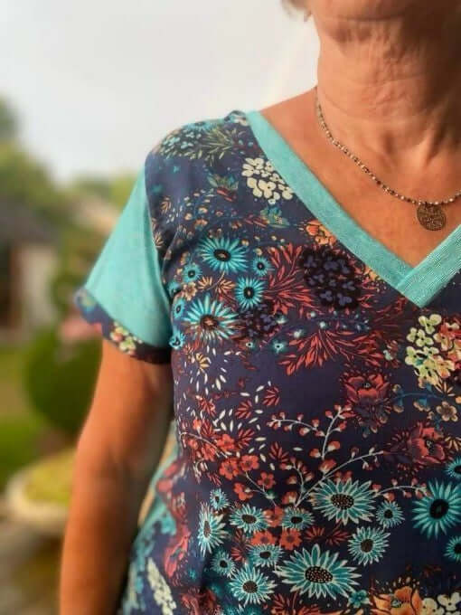 Le T-shirt Feel Good du 34 au 52, un t-shirt fleuri avec encolure en V, patron de couture pdf à télécharger.