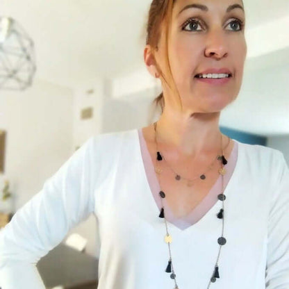 Le T-shirt Feel Good du 34 au 52 porté avec un collier tendance, patron de couture pdf à télécharger.