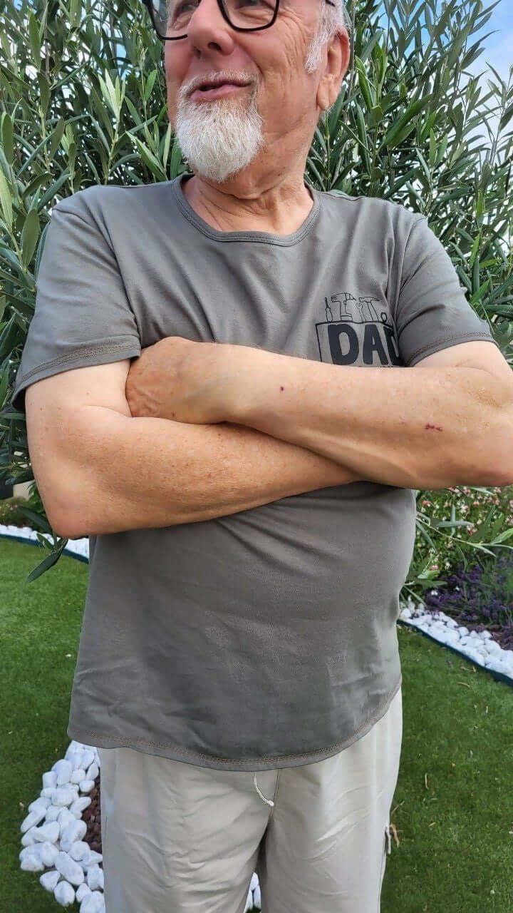 Le T-shirt Raoul du 38 au 54 porté par un homme, en col rond, coupe droite ajustée.