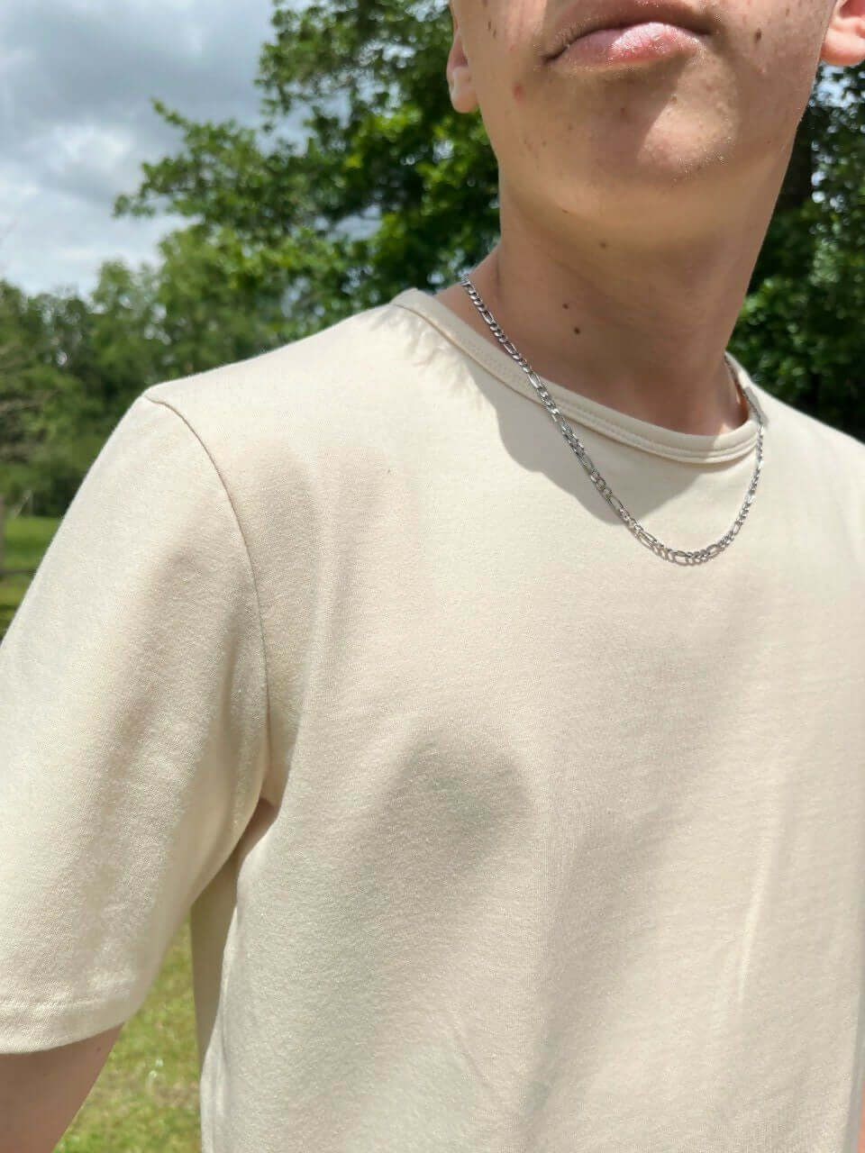 Le T-shirt Raoul du 38 au 54 en coton beige, parfait pour une couture facile avec le patron pdf à télécharger.