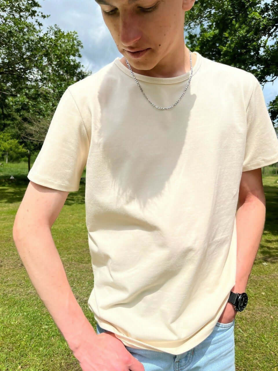 Le T-shirt Raoul du 38 au 54, modèle basique pour hommes, col rond, coupe droite ajustée, en coton beige.