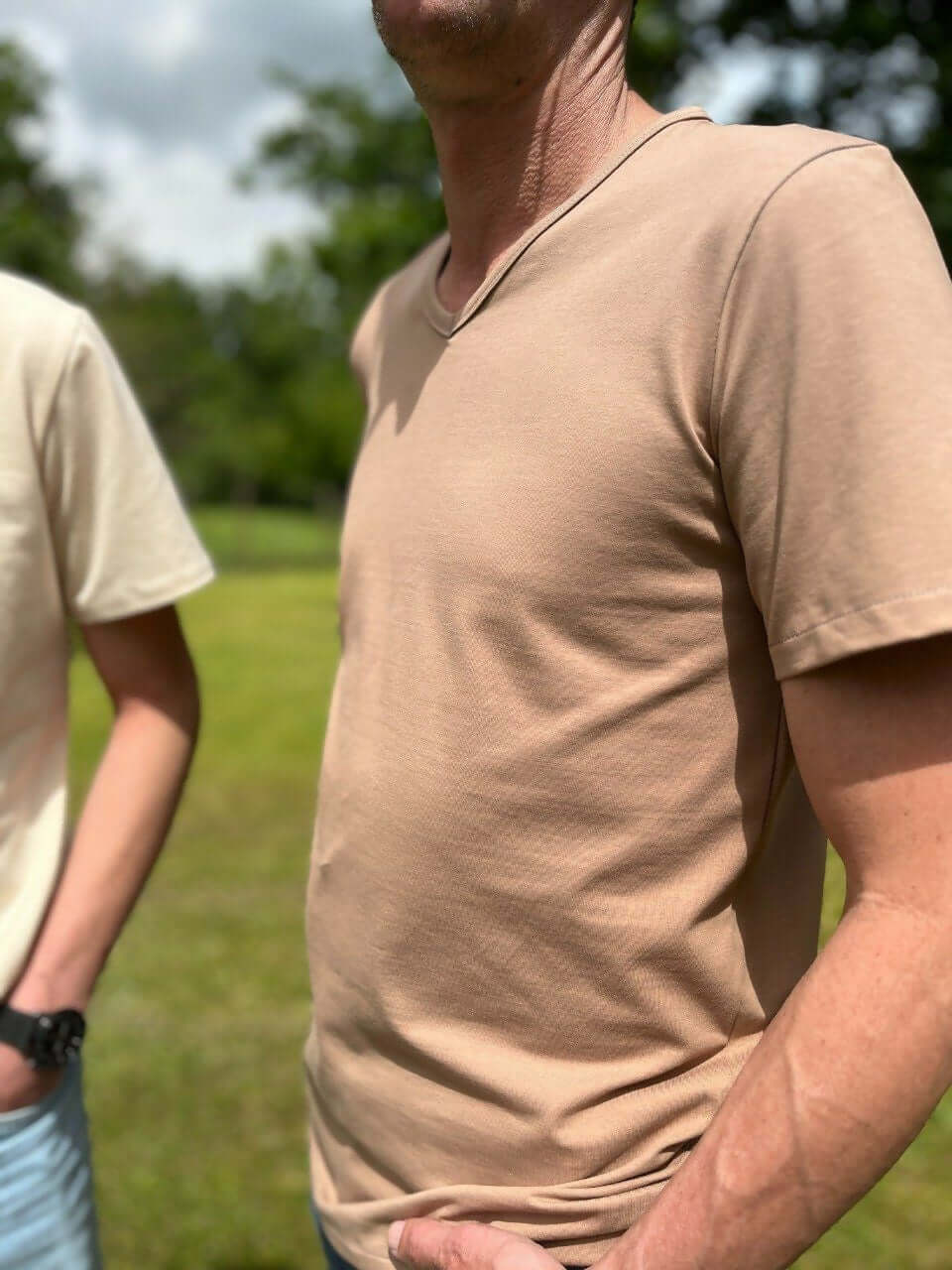 Le T-shirt Raoul du 38 au 54, homme en col V beige, idéal pour coudre et porter avec style.