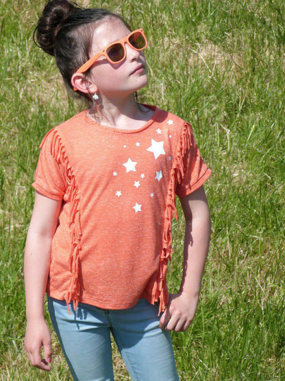 Le T-shirt et la Robe Rêve du 6 au 14 ans, modèle orange avec franges et étoiles, idéal pour les enfants.