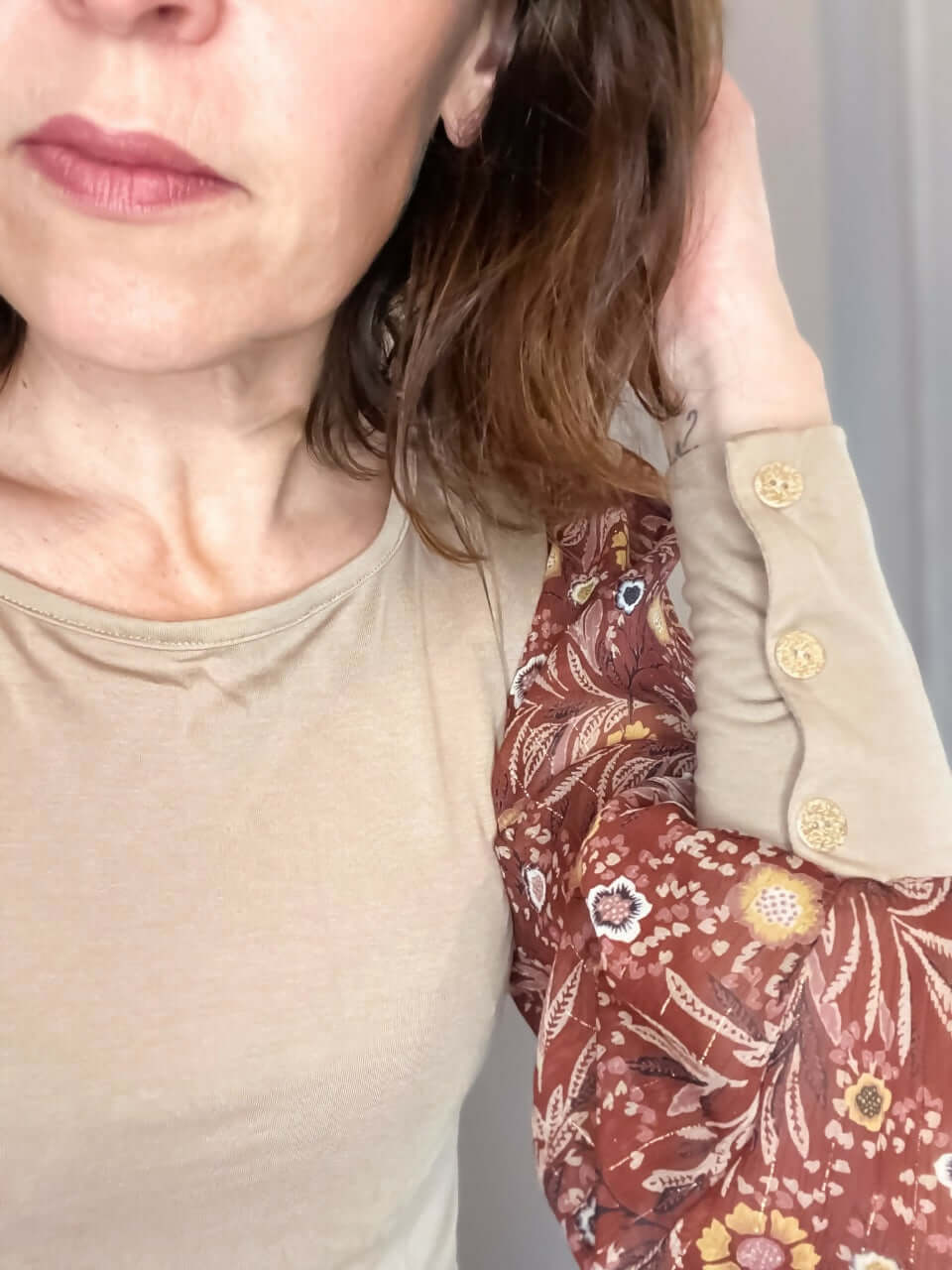 Détail du haut Le Top MYXINE du 34 au 46 avec manches bouffantes et boutons décoratifs.