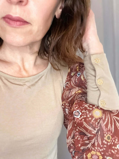 Détail du haut Le Top MYXINE du 34 au 46 avec manches bouffantes et boutons décoratifs.