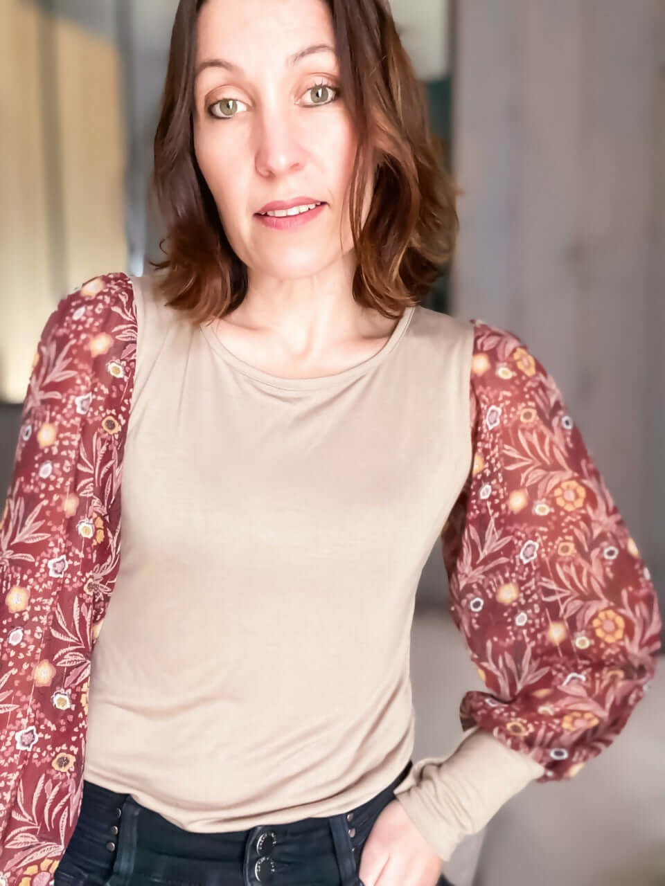 Le Top MYXINE du 34 au 46 porté par un modèle, avec manches bouffantes colorées et design original, patron pdf à télécharger.