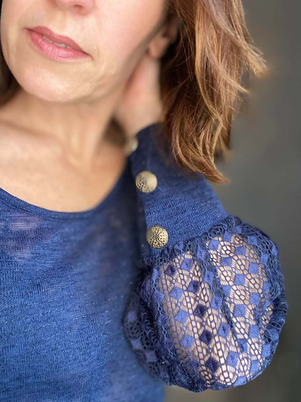 Le Top MYXINE du 34 au 46 avec des manches bouffantes en dentelle, patron pdf à télécharger.