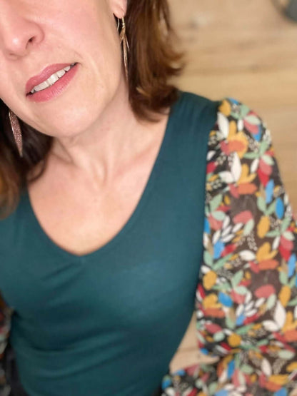 Le Top MYXINE du 34 au 46 porté avec des manches bouffantes colorées, style unique et patron pdf à télécharger.