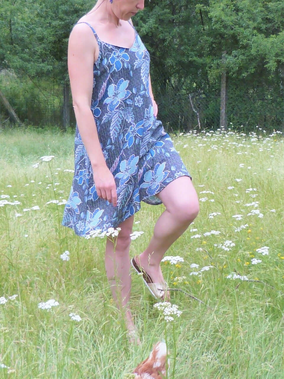 Le Top & Robe DUO du 34 au 46 porté dans un champ fleuri, mettant en avant un design léger et féminin.