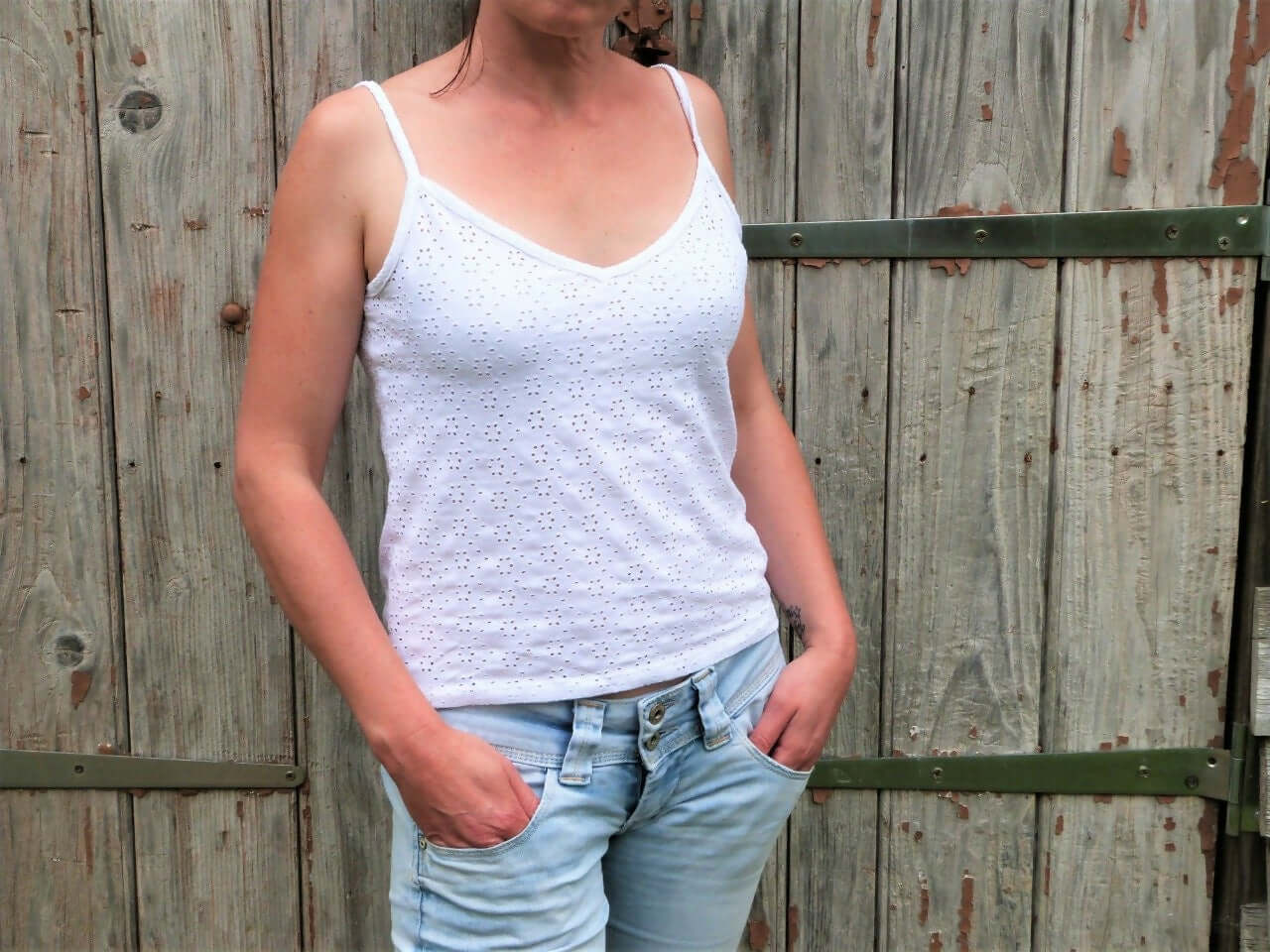 Le Top & Robe DUO du 34 au 46, top à bretelles en tissu blanc, parfait pour coudre avec le patron PDF à télécharger.