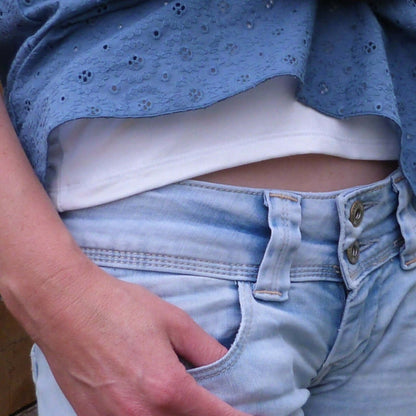 Détail de Le Top & Robe DUO du 34 au 46, patron PDF à télécharger, avec top bleu et jeans.