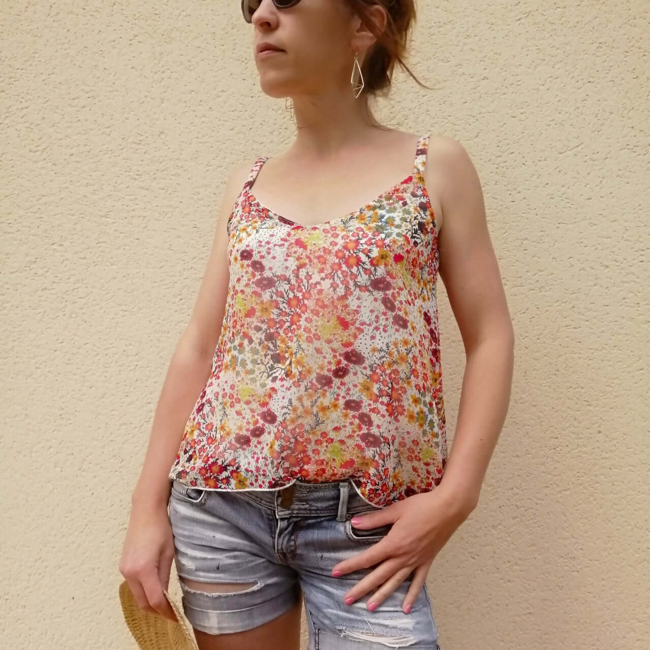 Le Top & Robe DUO du 34 au 46, modèle floral porté avec un short en jean, élégant et léger, patron PDF à télécharger.