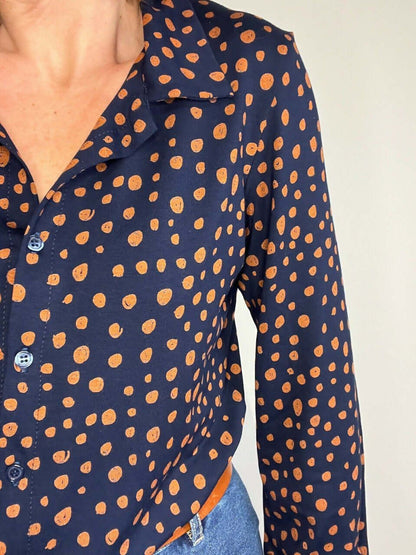 Le chemisier STRETCHY du 32 au 52, élégant en jersey à motifs pois orange sur fond bleu.