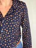 Le chemisier STRETCHY du 32 au 52, élégant en jersey à motifs pois orange sur fond bleu.