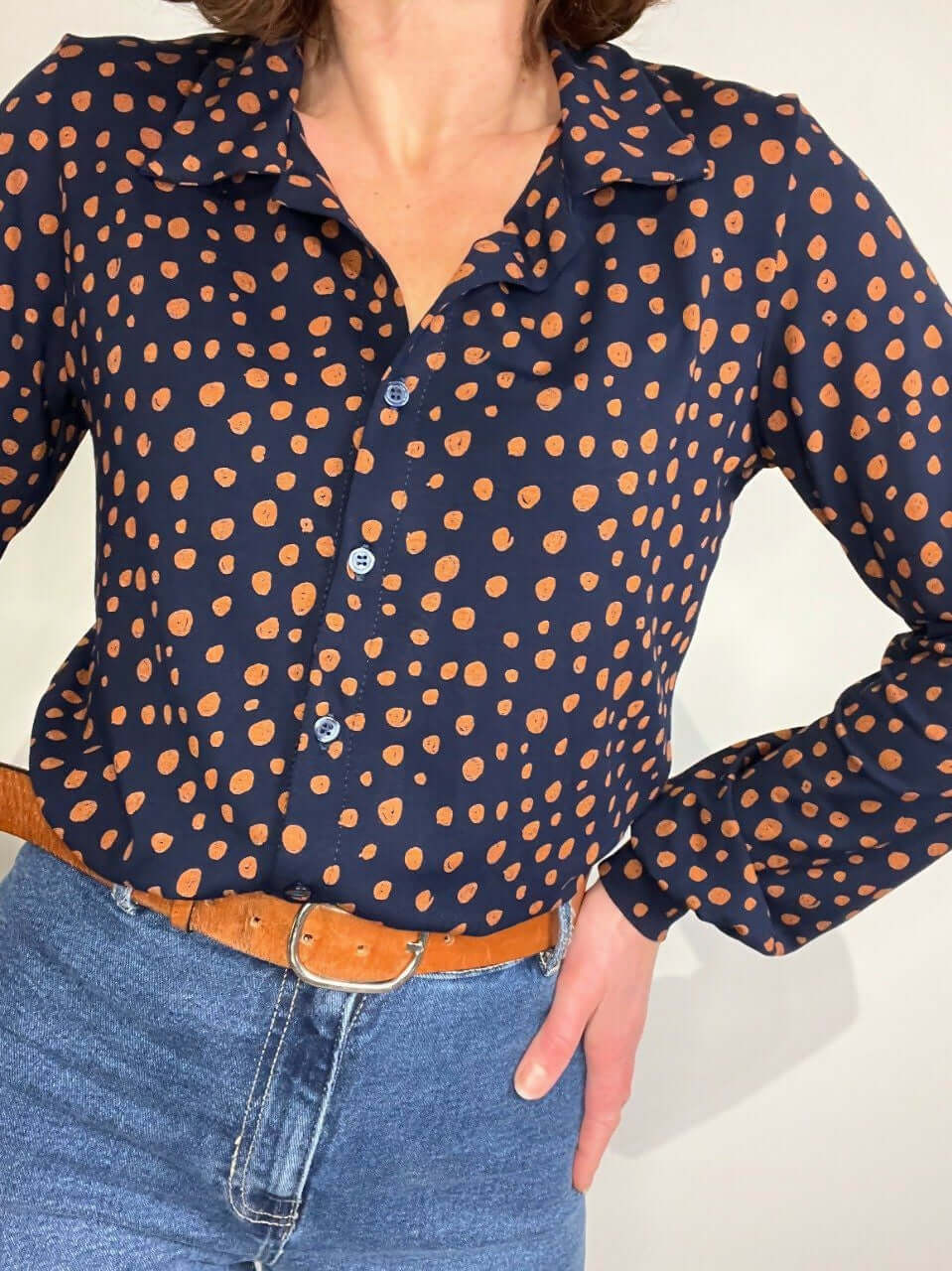 Le chemisier STRETCHY du 32 au 52 en jersey à pois avec manches longues, patron pdf à télécharger.