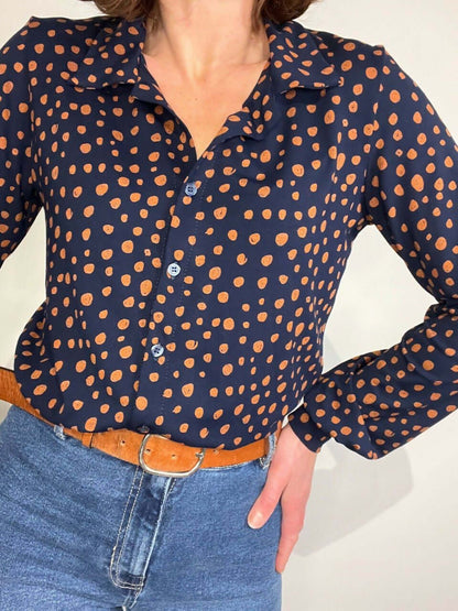 Le chemisier STRETCHY du 32 au 52 en jersey à pois avec manches longues, patron pdf à télécharger.