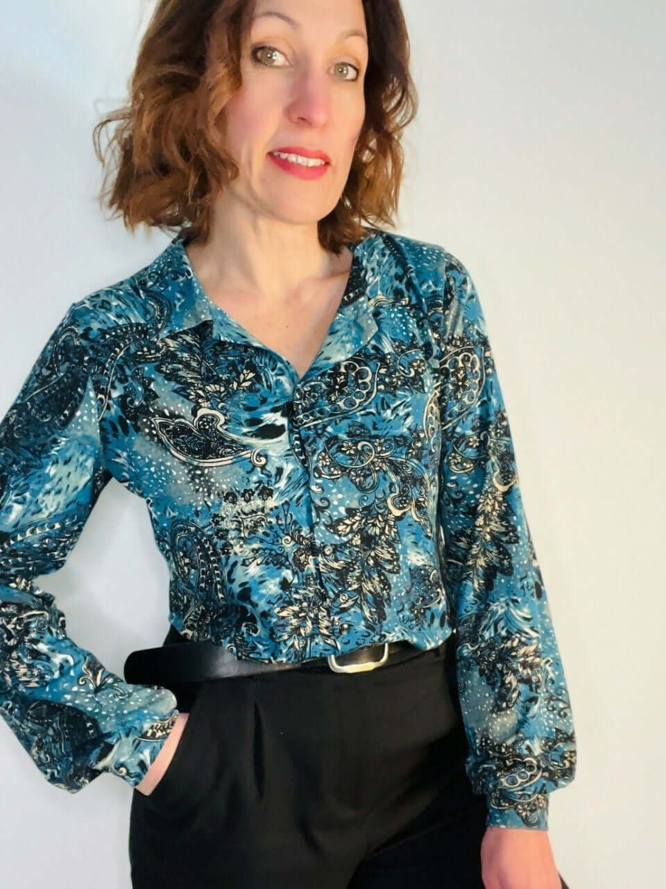 Le chemisier STRETCHY du 32 au 52, élégant chemisier à motifs avec manches froncées.