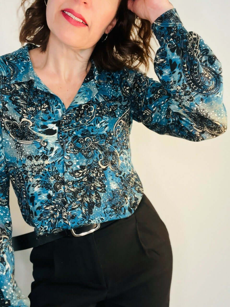 Le chemisier STRETCHY du 32 au 52 en tissu bleu à motifs, élégant et confortable avec manches froncées.