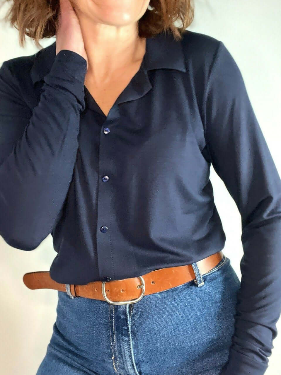 Le chemisier STRETCHY du 32 au 52, élégant en jersey avec col ouvert et manches longues, style décontracté.