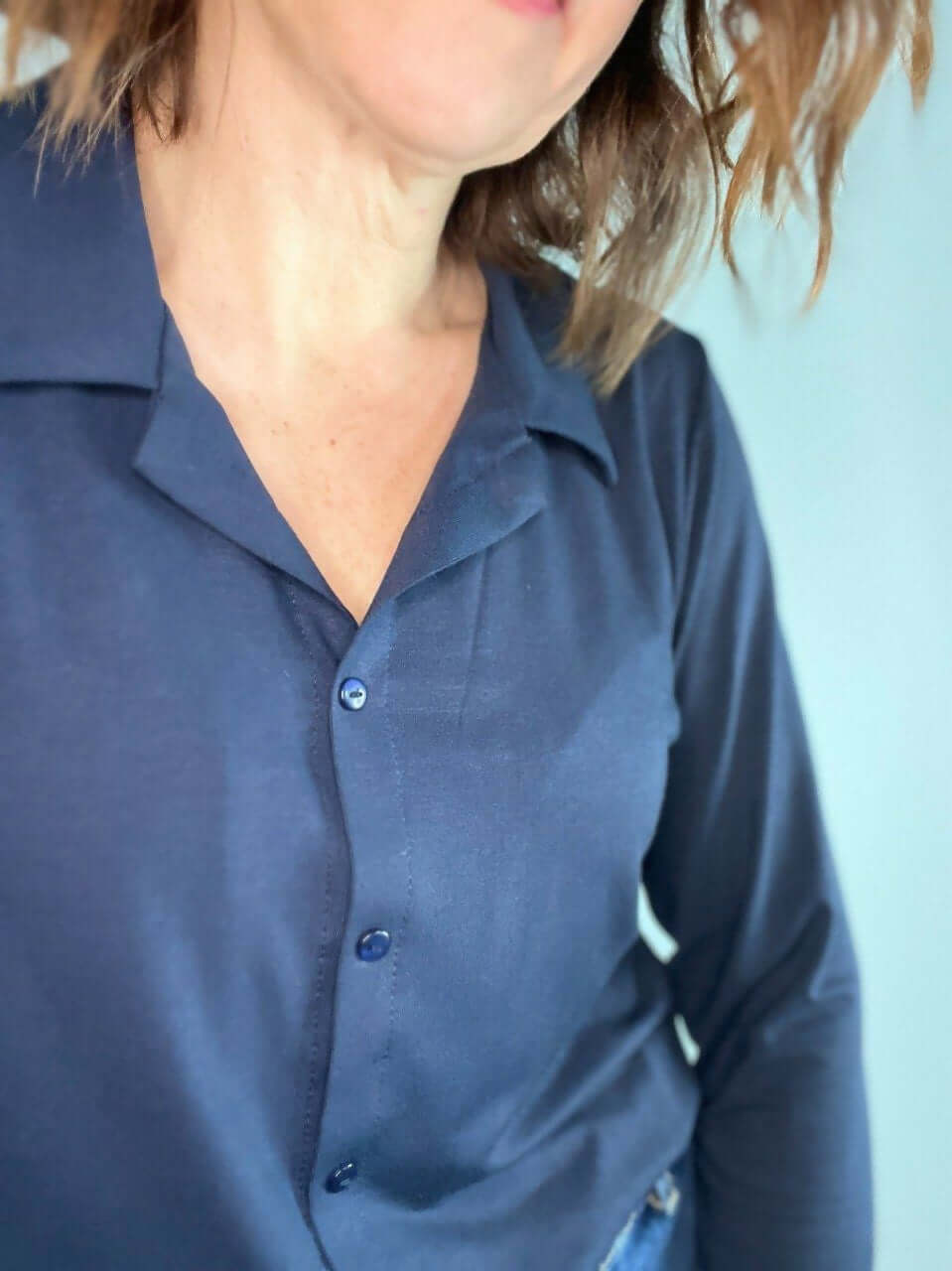 Le chemisier STRETCHY du 32 au 52 en jersey bleu, élégant et confortable, parfait pour coudre avec le patron pdf à télécharger.