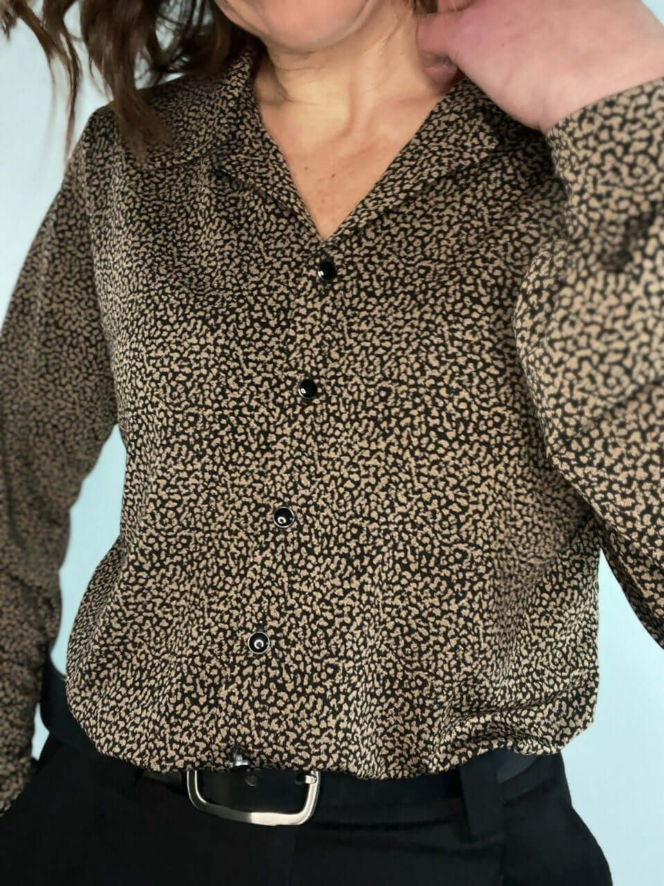 Le chemisier STRETCHY du 32 au 52 en jersey avec col ouvert et manches élégantes.