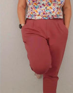 Le pantalon Sprint du 32 au 52 en tissu rouge, affichant une coupe carotte sportive. Patron de couture pdf à télécharger disponible.