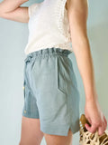 Femme portant Le pantalon ou short Springy du 32 au 52, modèle ample avec taille élastiquée, patron de couture pdf à télécharger.