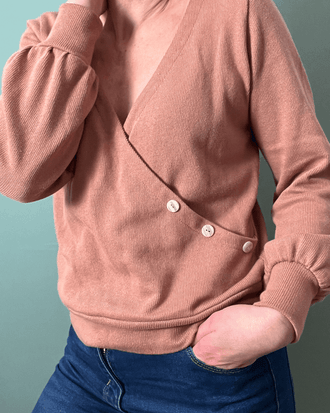 Le pull Axia du 32 au 52, patron de couture pdf à télécharger, en version cache-cœur réversible avec boutons, couleur rose.