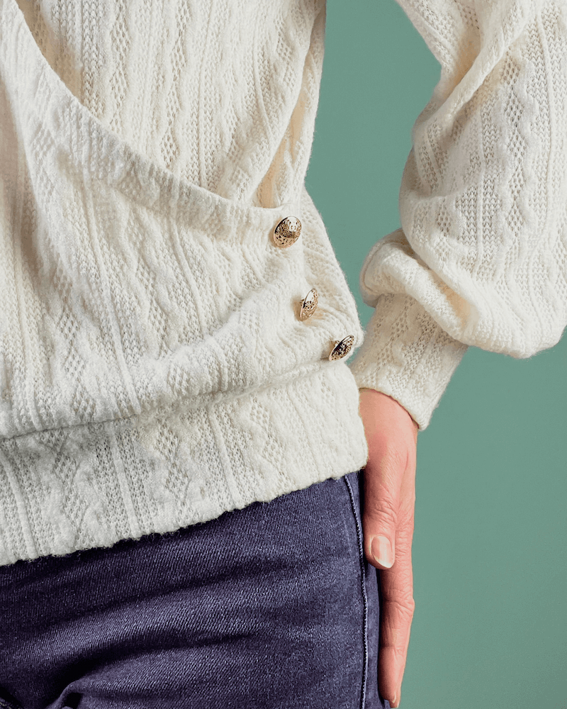 Gros plan sur le pull Axia du 32 au 52 avec détails boutonnés, patron de couture pdf à télécharger, style réversible élégant.