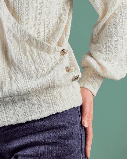 Gros plan sur le pull Axia du 32 au 52 avec détails boutonnés, patron de couture pdf à télécharger, style réversible élégant.