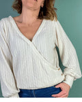Modèle du pull Axia du 32 au 52 en version cache-cœur, patron de couture pdf à télécharger, style polyvalent et intemporel.
