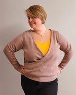 Le pull Axia du 32 au 52 en cache-cœur beige, patron de couture pdf à télécharger, femme posant avec assurance.