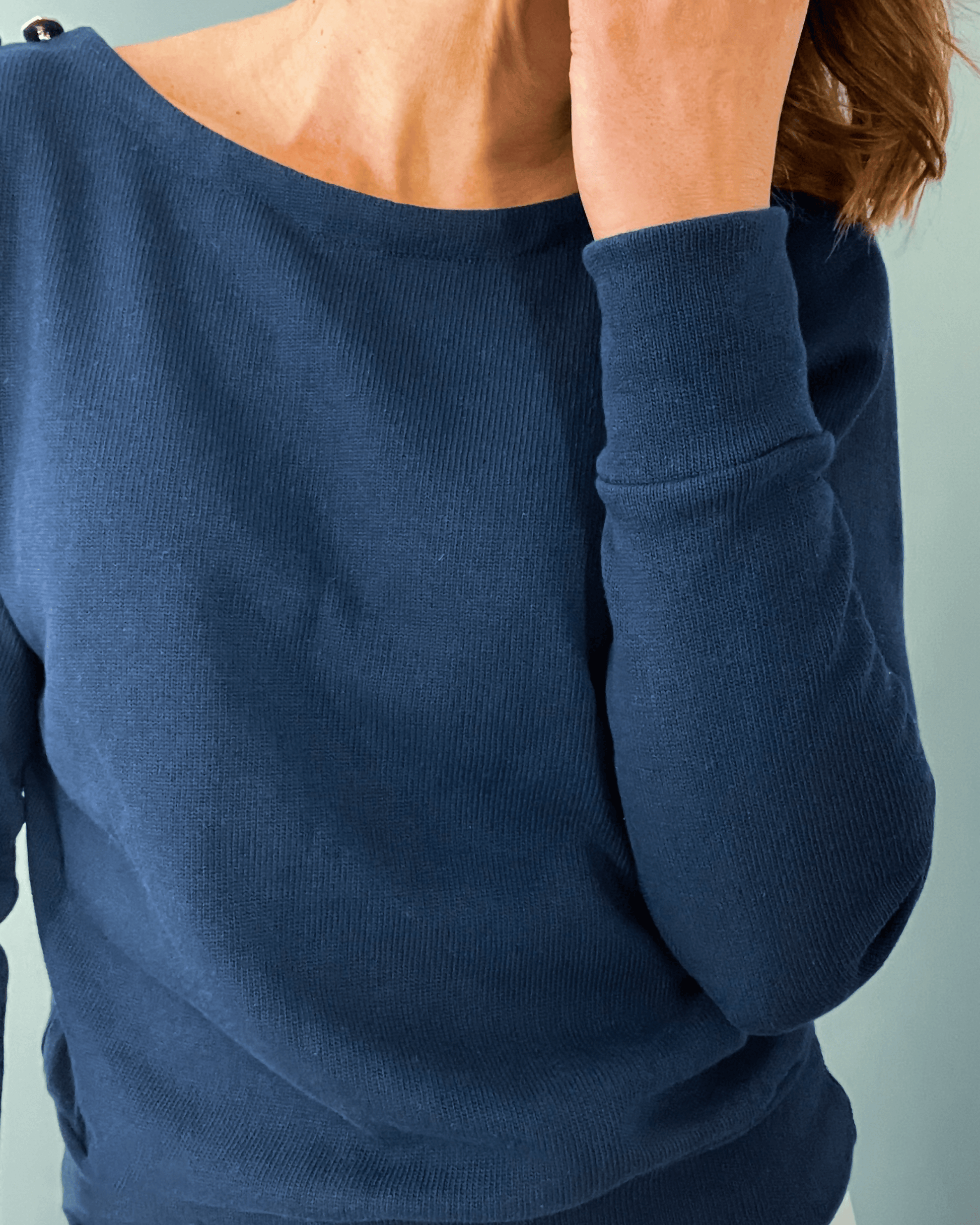 Le pull Axia du 32 au 52 encolure bateau, patron de couture pdf à télécharger, maille bleue polyvalente, style cache-cœur réversible